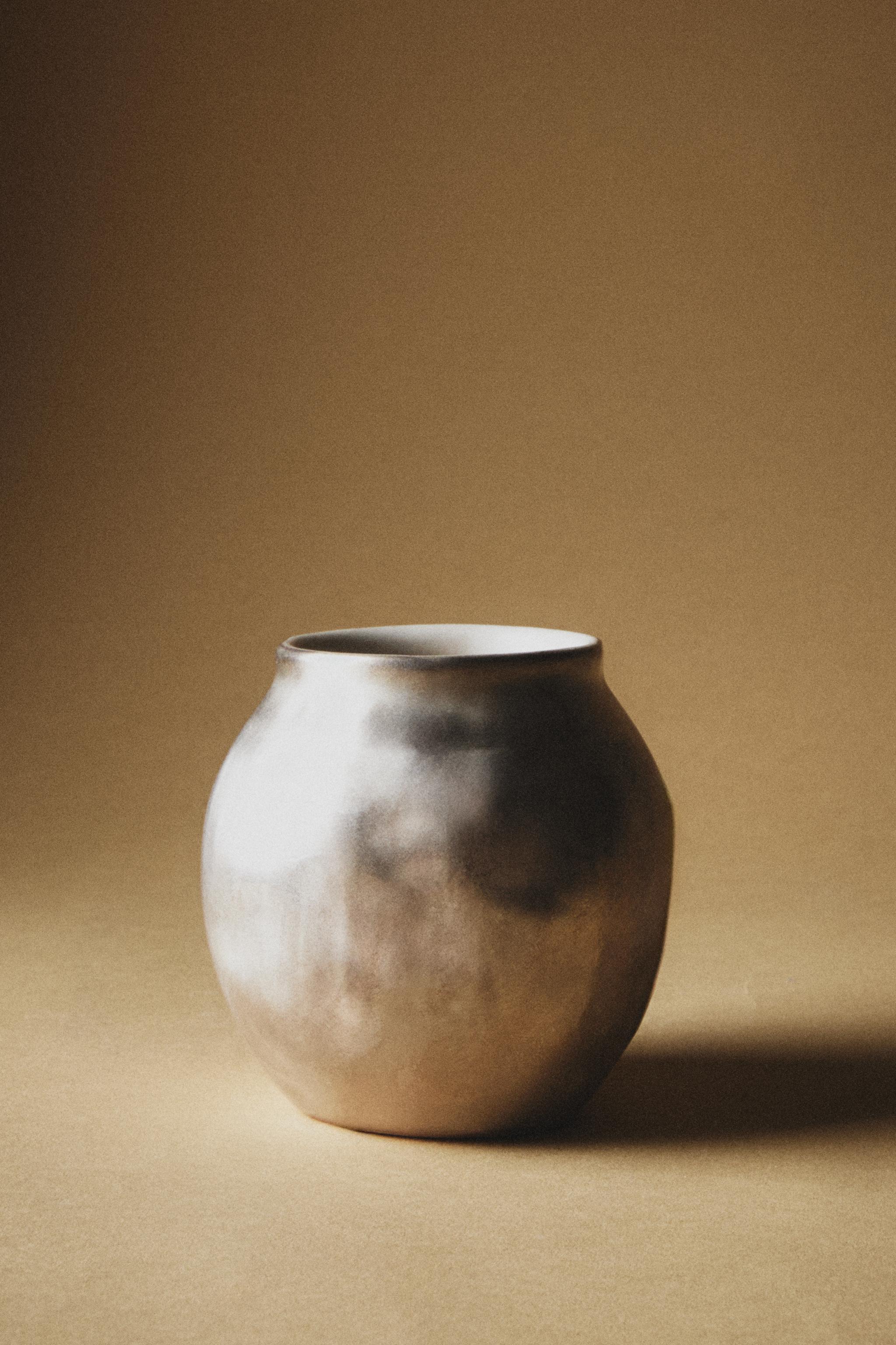 SHINY CERAMIC VASE